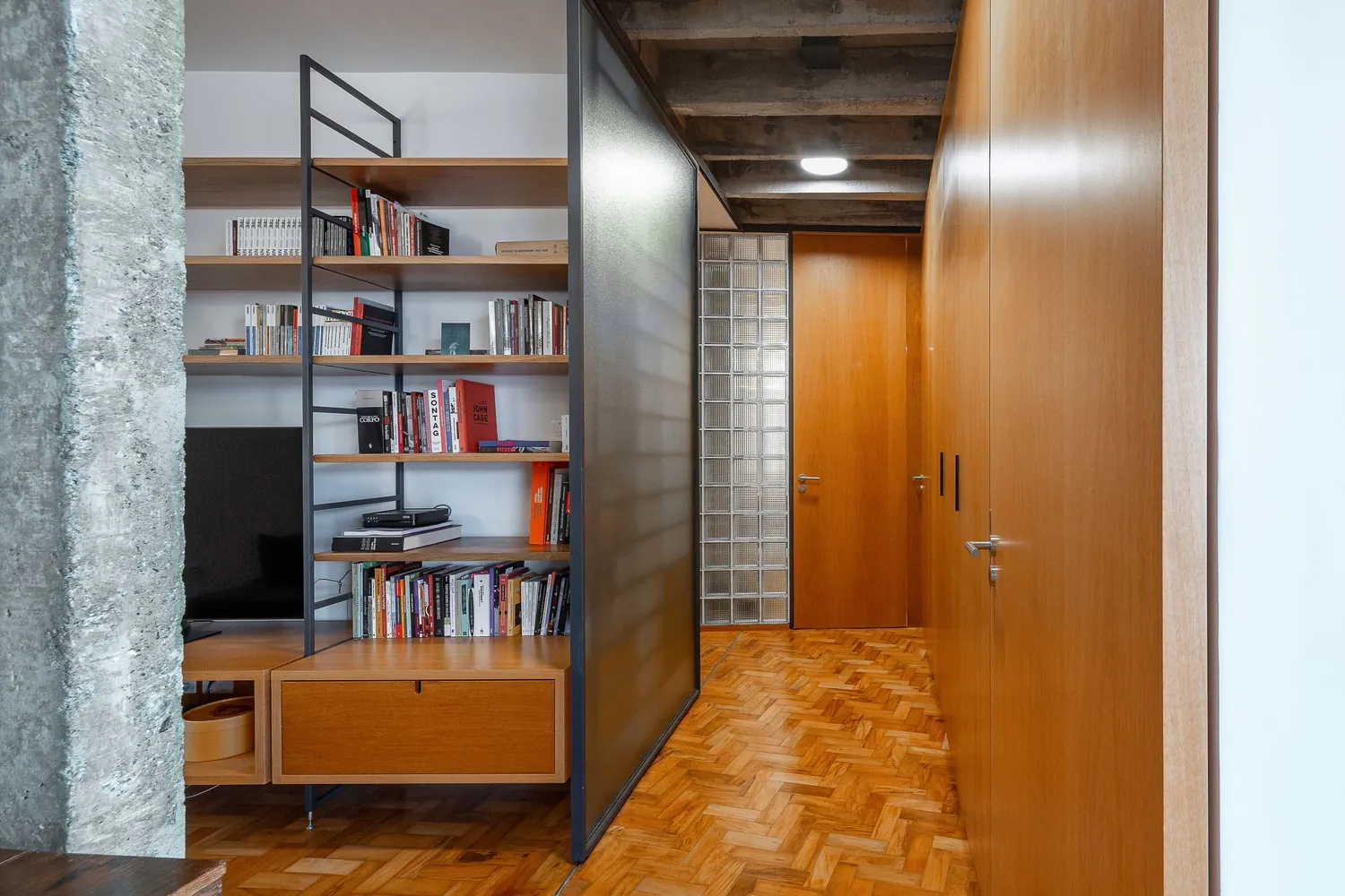 Estante metálica com marcenaria e painel de vidro, detalhe executado conforme o projeto