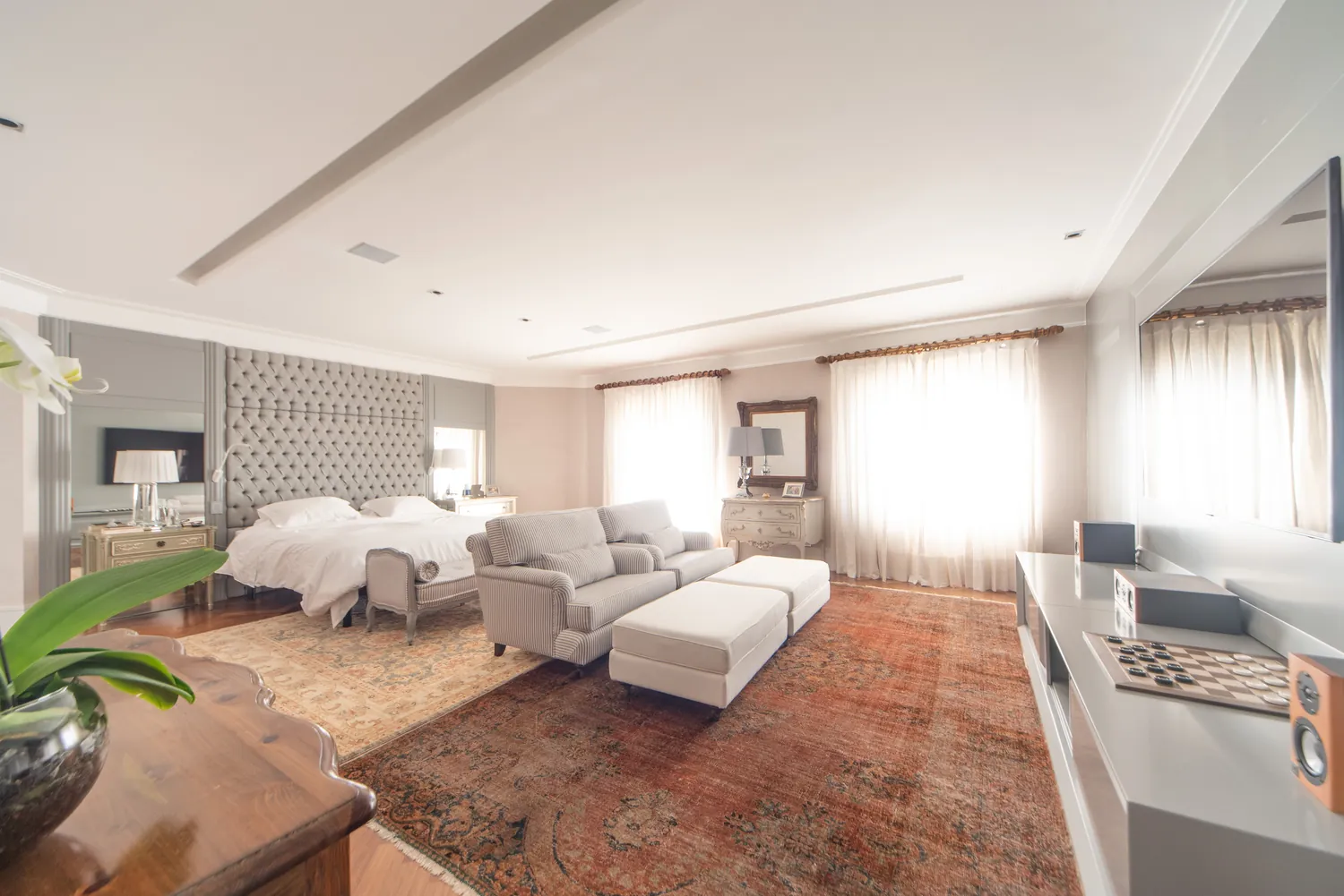 Apartamento clássico com forro de madeira, jantar, suíte e cozinha, Apartamento Carla