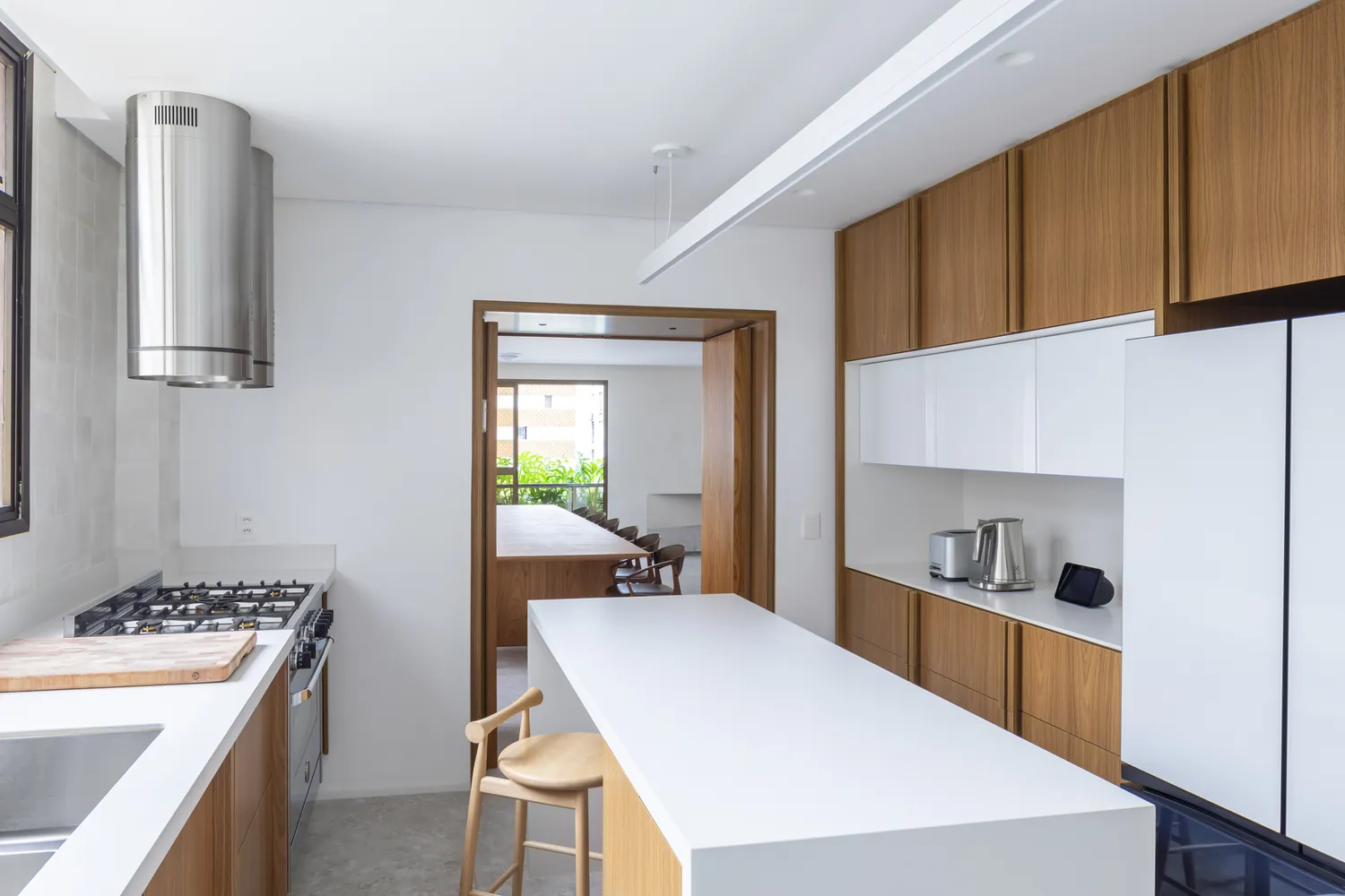 Apartamento com marcenaria em madeira, cozinha e banheiro, Apartamento Brasílio