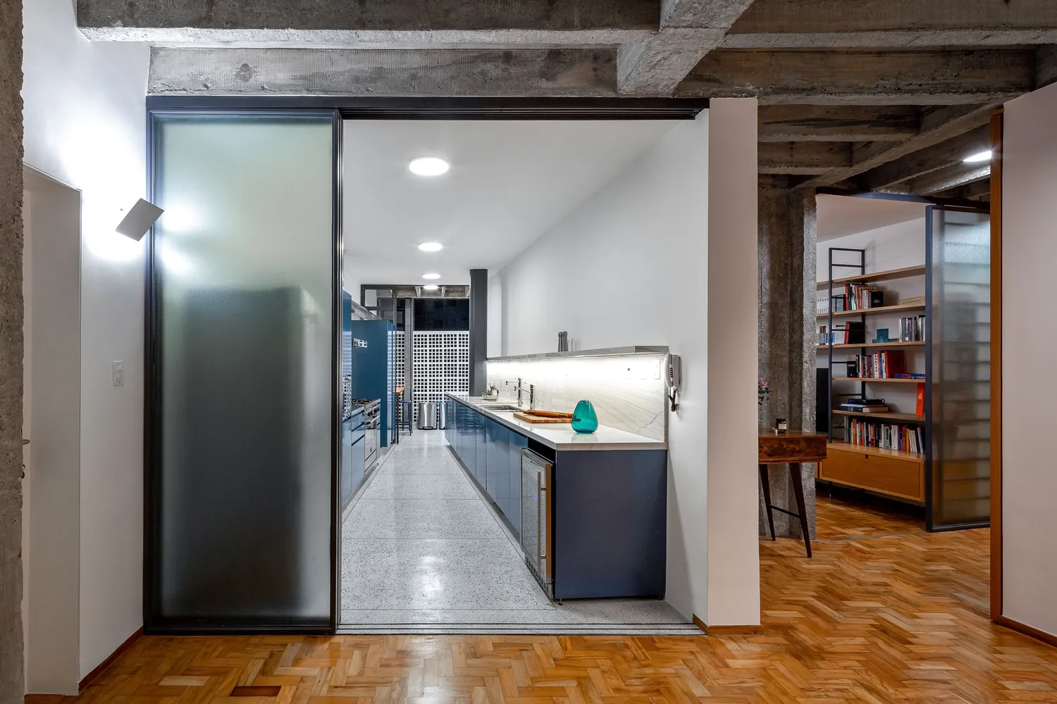 Apartamento reformado com cozinha azul, marcenaria e piso de tacos, Apartamento Copan