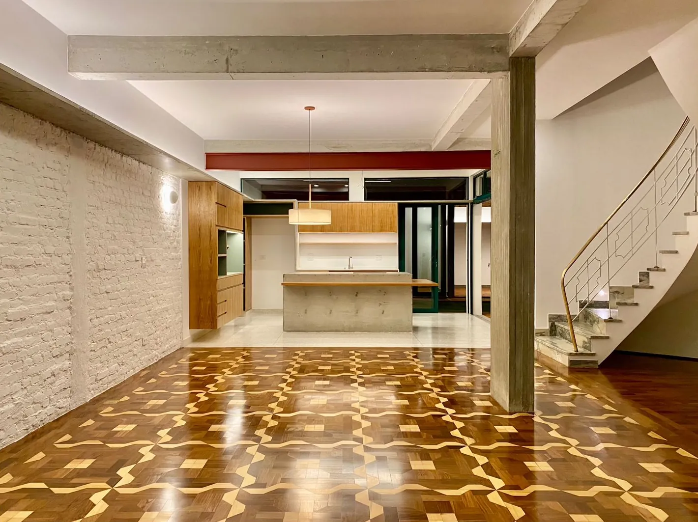 Casa com pátio, piso de tacos e cozinha em madeira, Casa Mario Cardim